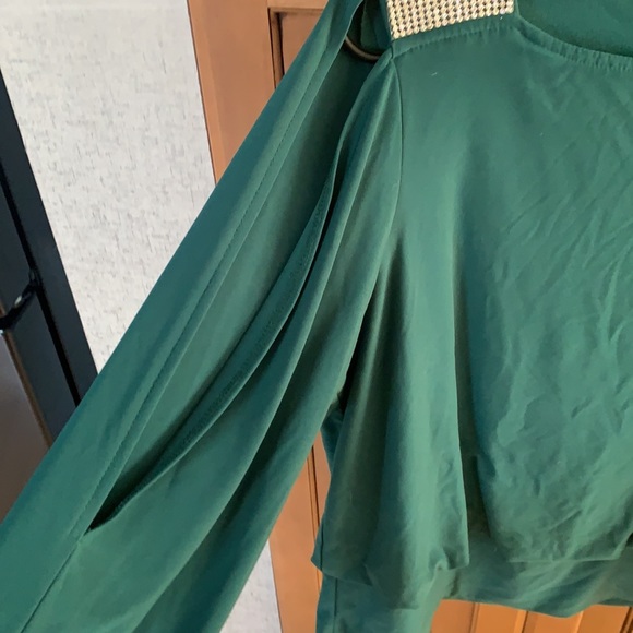 Size large green blouse with detailing on shoulders - Picture 3 of 3